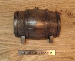 Tonnelet de vin en bas relief aspect bronze sur support bois verni