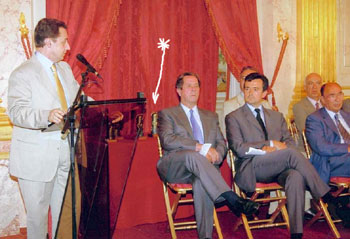 Remise par Mr SARKOZY du troph&eacute;e cr&eacute;&eacute; par Cadoweb