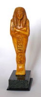 Ouchebtis ocre mont&eacute; sur socle en marbre