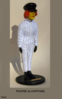 Poup&eacute;e de Chiffon portant casquette et pyjama ray&eacute;