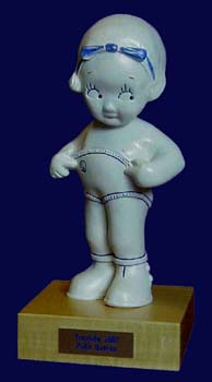 Troph&eacute;e Marinette "Petit Bateau" mont&eacute;e sur socle en bois verni