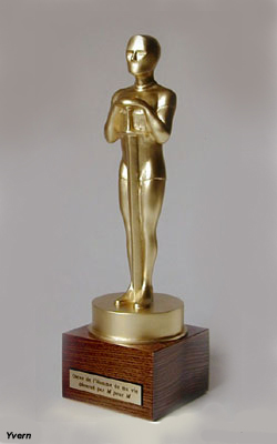 Statuette Troph&eacute;e du Cin&eacute;ma aspect or mont&eacute;e sur socle en bois verni