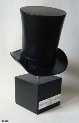 Troph&eacute;e pr&eacute;sentant un chapeau Gibus noir mont&eacute; sur socle Noir