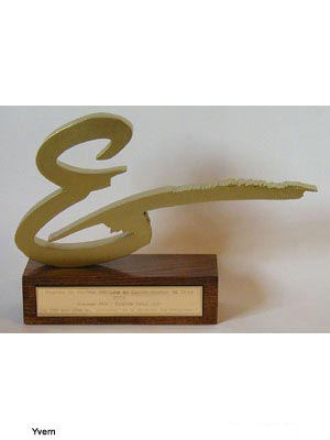 Troph&eacute;e reprenant sous forme originale le logo Hill 