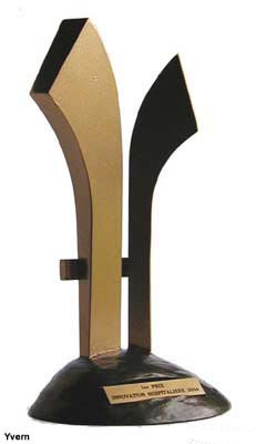 Troph&eacute;e pr&eacute;sentant un H stylis&eacute; mont&eacute; sur un socle bomb&eacute;