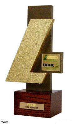 Troph&eacute;e pr&eacute;sentant un L stylis&eacute; mont&eacute; sur socle en bois verni