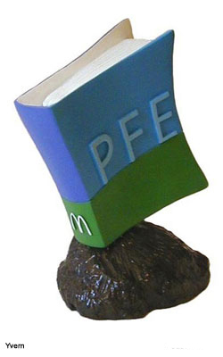 Troph&eacute;e Mc DO pr&eacute;sentant un Livre o&ugrave; apparait en bas relief les lettres PFE