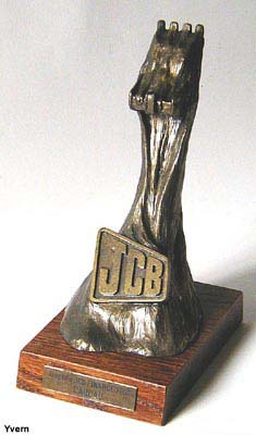 Troph&eacute;e pr&eacute;sentant une forme stylis&eacute;e de godet de tractopelle et JCB en bas relief