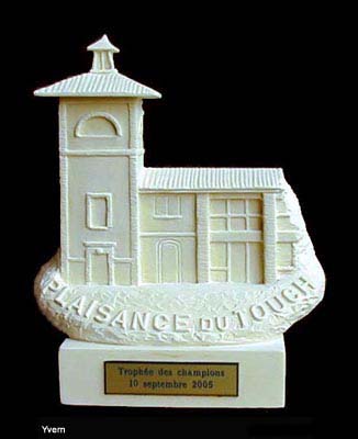 Troph&eacute;e pr&eacute;sentant en bas relief partie d'un b&acirc;timent de Mairie