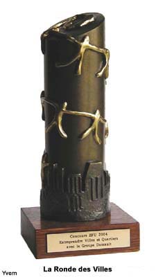 Troph&eacute;e La Ronde des Villes mont&eacute; sur socle en bois verni et plaque dor&eacute;e grav&eacute;e