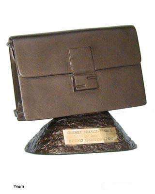 Troph&eacute;e Sac reproduisant un sac mont&eacute; sur un socle pyramidal