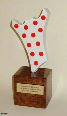 Troph&eacute;e stylis&eacute; pr&eacute;sentant le maillot &agrave; pois blanc et rouge